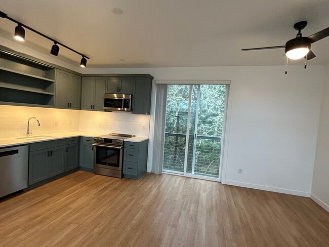 Building Photo - Canal House