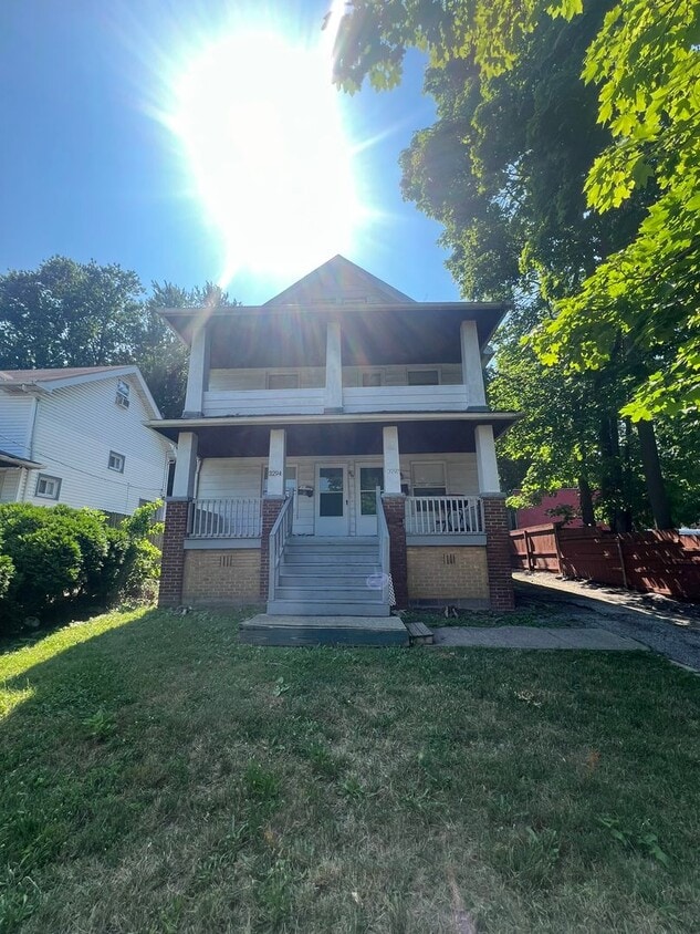 Foto principal - 3292-3294 W. 111th St