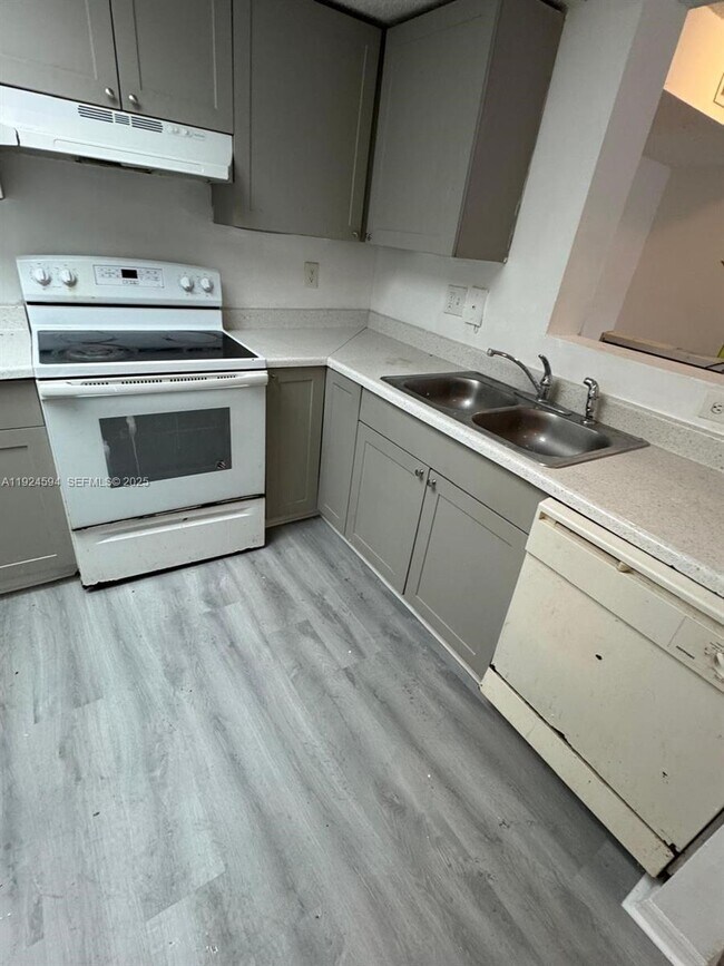 Foto del edificio - 8965 Okeechobee Blvd