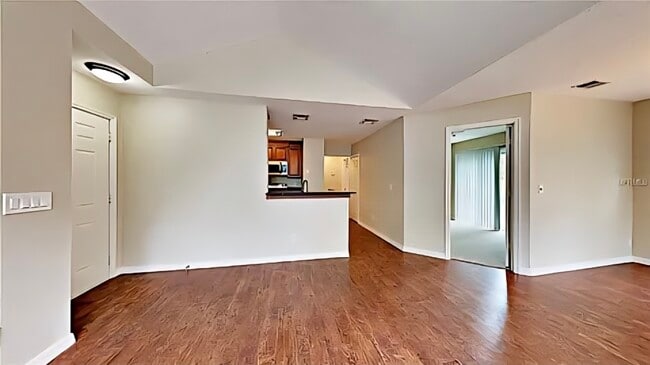 Entry - 637 Greencove Ter