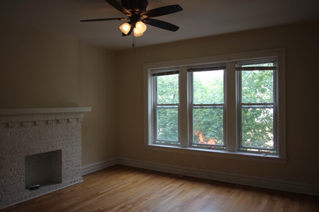 La sala de estar tiene ventanas luminosas. - 4808 N Kentucky Ave