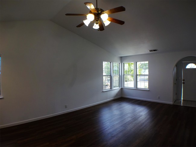 Building Photo - 2193 Huntington Dr
