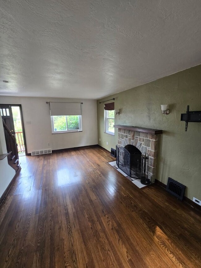 Building Photo - Welcome to this charming 3-bedroom, 1-bath...