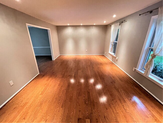 Building Photo - Luxury 5 bed, 3.5 bath with Pool!