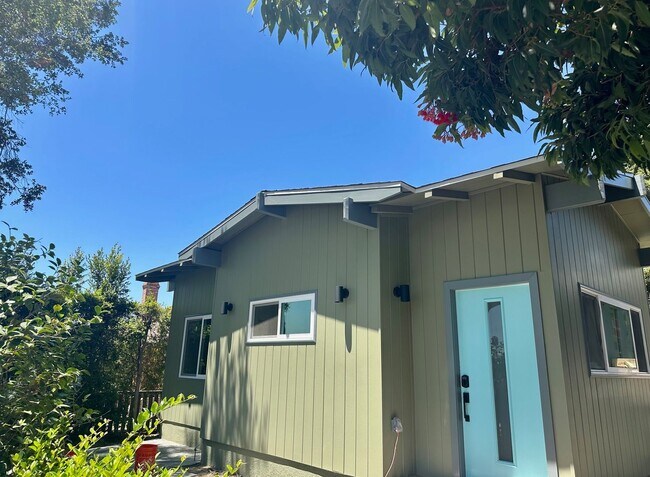Foto del edificio - "Cozy & Modern 1BR in Glendale’s Most Char...