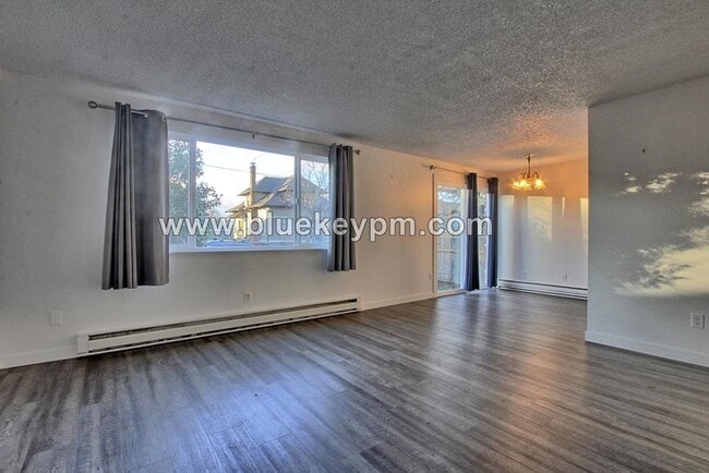 Foto del edificio - 2 Bed, 1 Bath Duplex with Fully Fenced Yar...