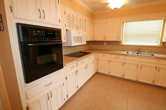 Building Photo - Wonderful Lake Home