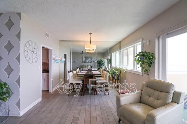 Building Photo - 825 Bayshore Dr