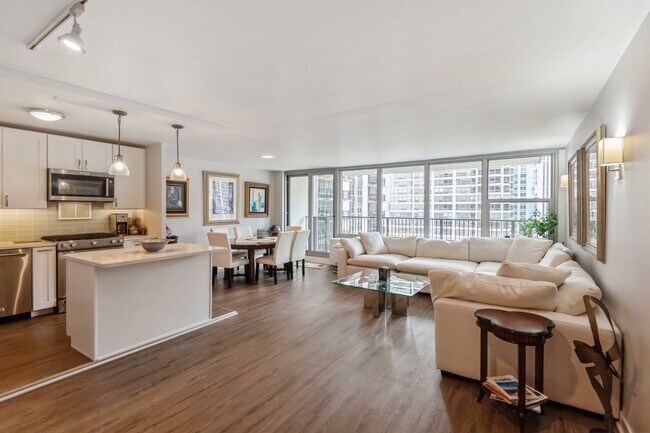 Building Photo - 400 E Randolph St