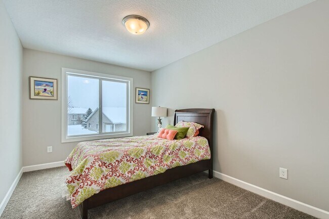 Foto del edificio - End Unit Brand New Townhome