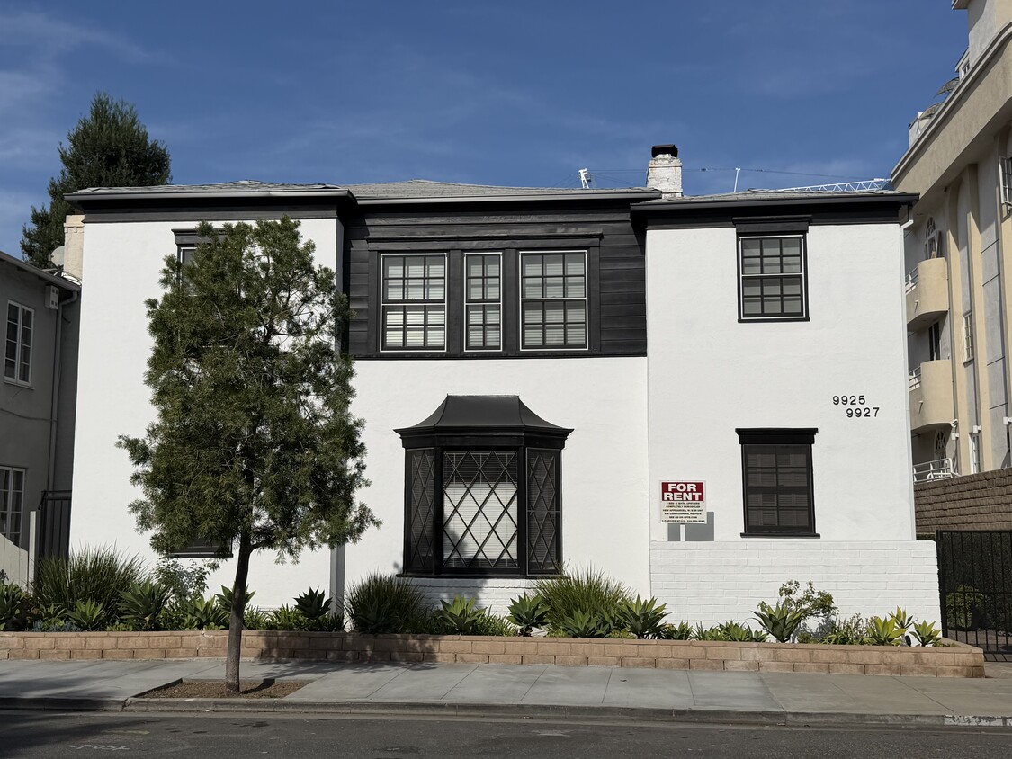 Building Photo - Durant Drive Apartments