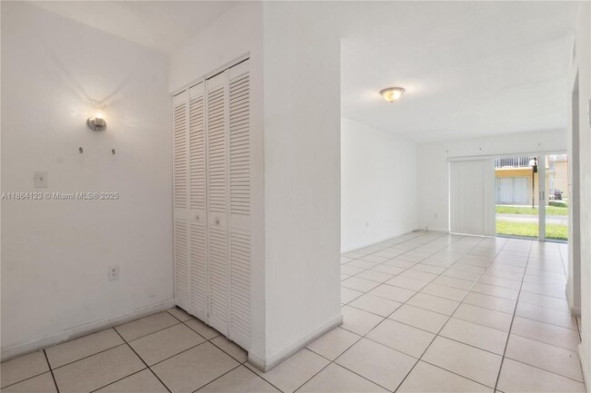 Foto del edificio - 7430 SW 82nd St