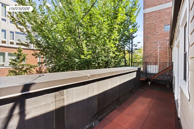 Foto del edificio - 241 Bedford Ave