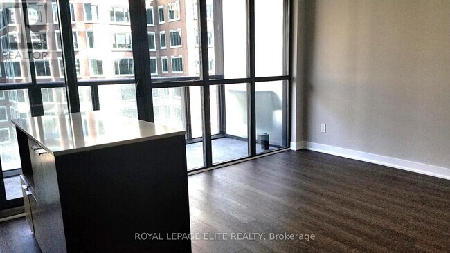 Photo du bâtiment - 110 Charles St E