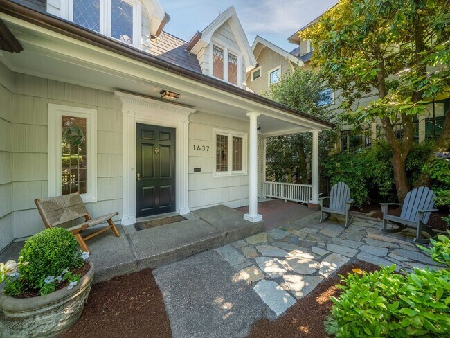 Foto del edificio - Gorgeous Victorian Home Ready to Rent! Hug...