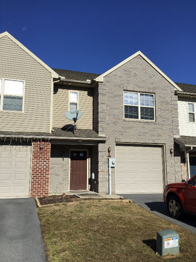 Foto principal - Spacious 3-Bedroom Townhome with Garage - ...