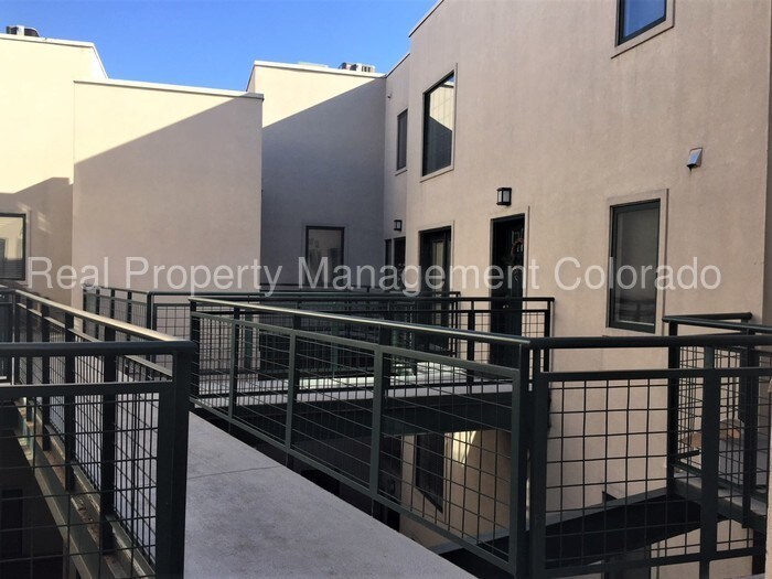 Building Photo - Beautiful Condo in Denver