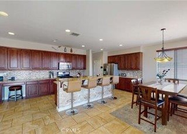 Building Photo - *Gorgeous 4-Bedroom Home in Hesperia CA!*