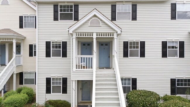 Building Photo - Updated 2BR Townhome in Prime Chapel Hill Location with Pool & Tennis!
