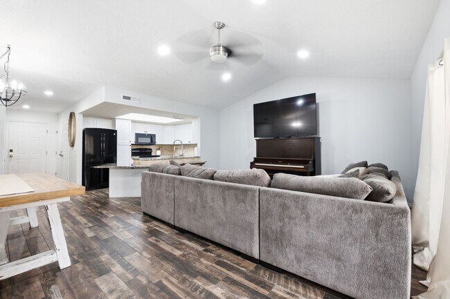 Building Photo - 845 N Valley View Dr