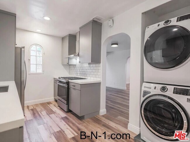 Foto del edificio - 923 N Stanley Ave