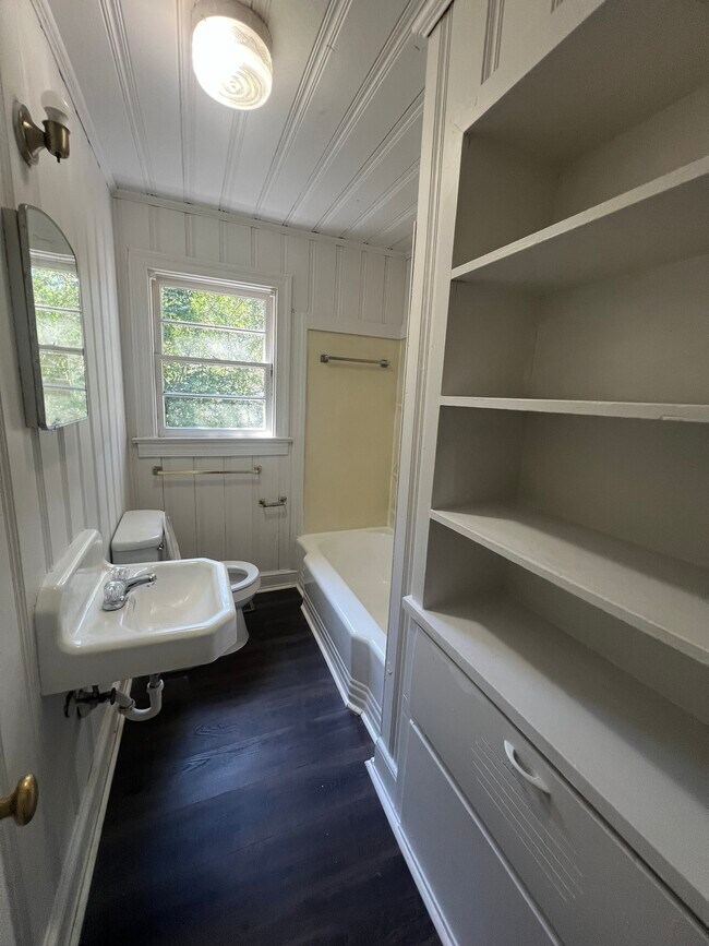 Baño 1 - 609 Jackson Ln