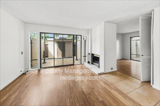 Foto del edificio - 2208 Woodside Ln