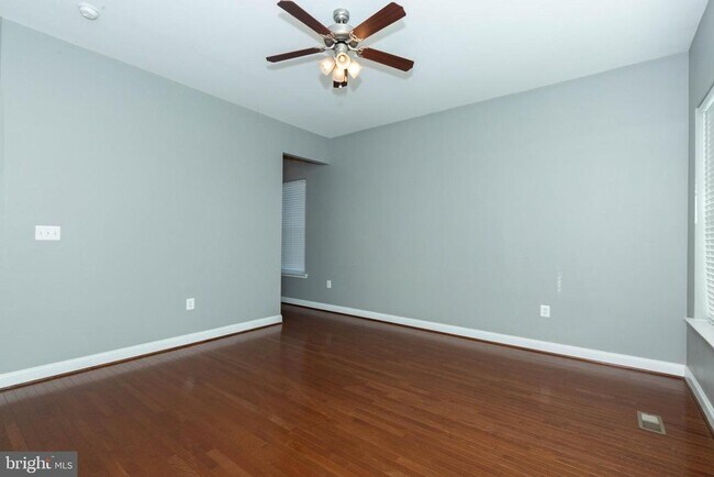 Building Photo - 15 Flag Ct