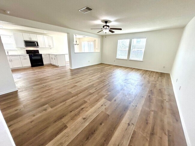 Foto del edificio - **APPLICATION RECEIVED** AVAILABLE NOW! 3 ...