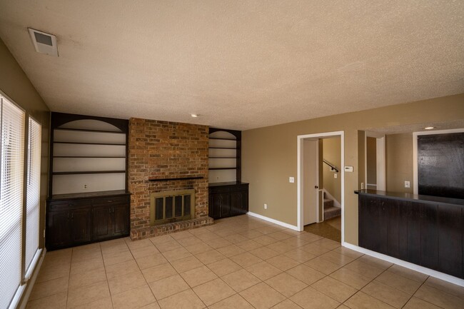 Building Photo - Spacious Backyard, 2 Car Garage, Close to NW Expressway!