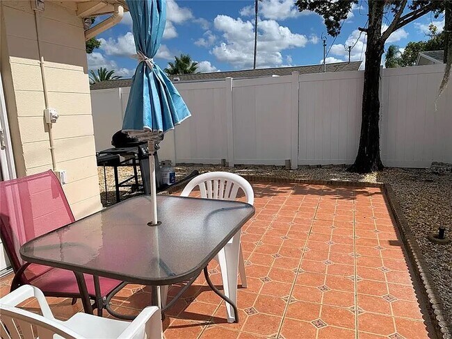 Foto del edificio - 3300 Thorny Ridge Dr