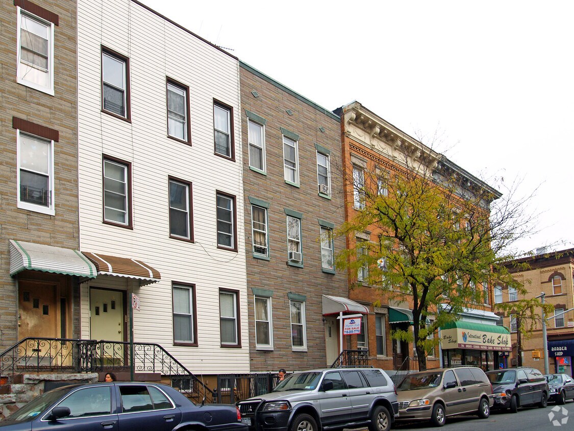 Primary Photo - 715 Seneca Ave