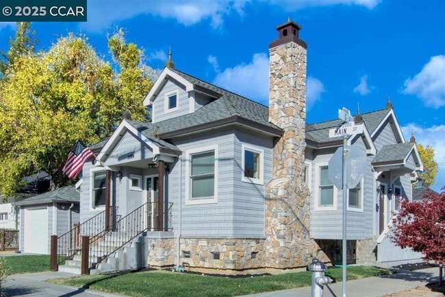 Building Photo - 2004 Main St