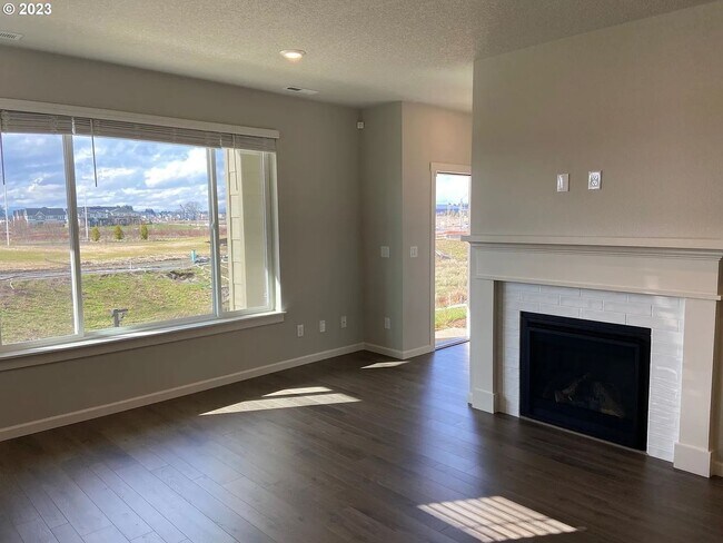 Building Photo - Modern Living in Reeds Crossing – 3BR/2.5B...