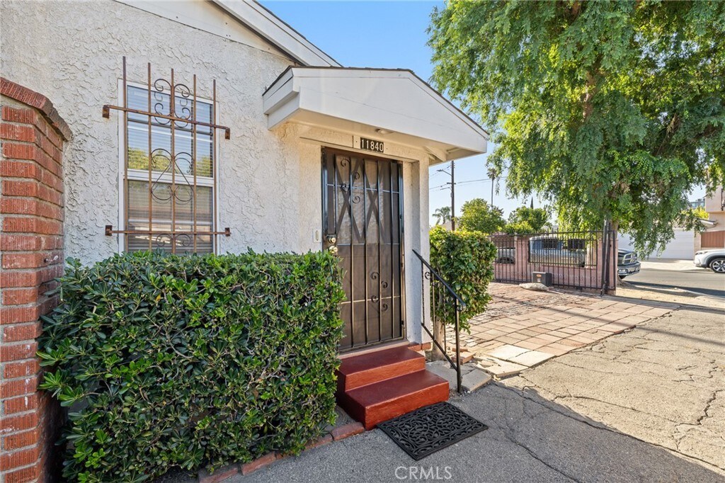 Primary Photo - 11840 Archwood St