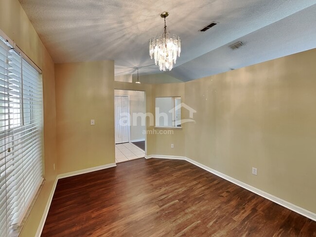 Building Photo - 722 Meadow Park Dr