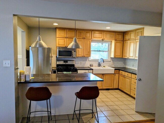 Building Photo - Unique 3 bedroom, 1 bathroom home in Crest...