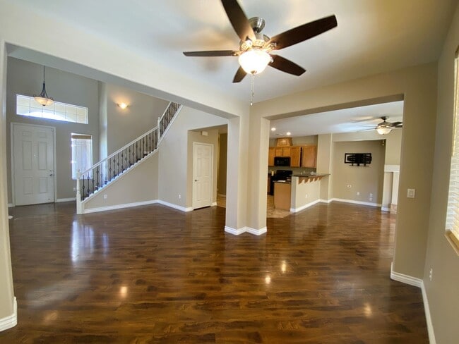 Building Photo - 3 Bed 3 Bath Southwest home welcomes you w...