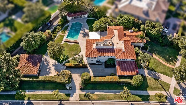 Foto del edificio - 801 N Camden Dr