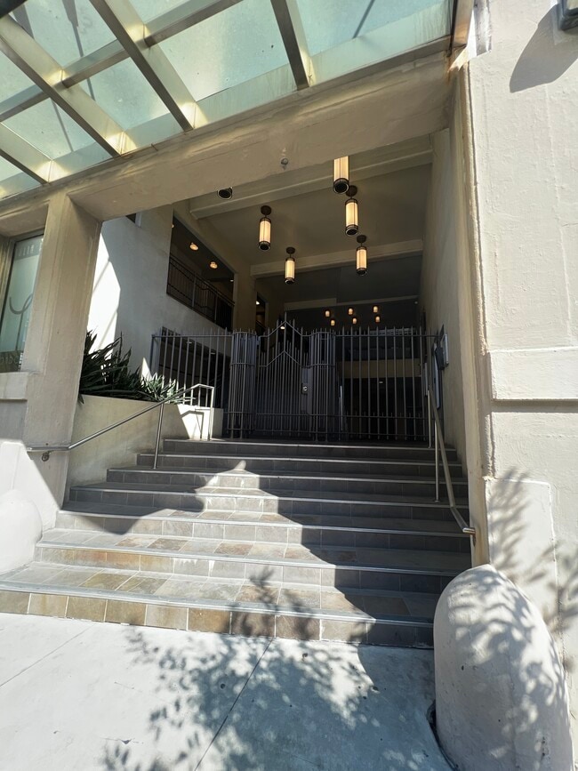 ENTRADA - 333 Julia St