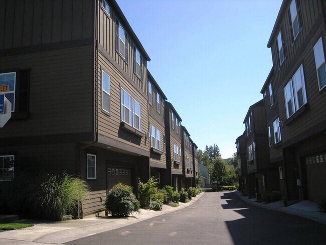 Building Photo - 10925 SW 130th Ave