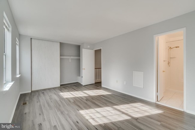 Building Photo - 2364 Hunters Square Ct