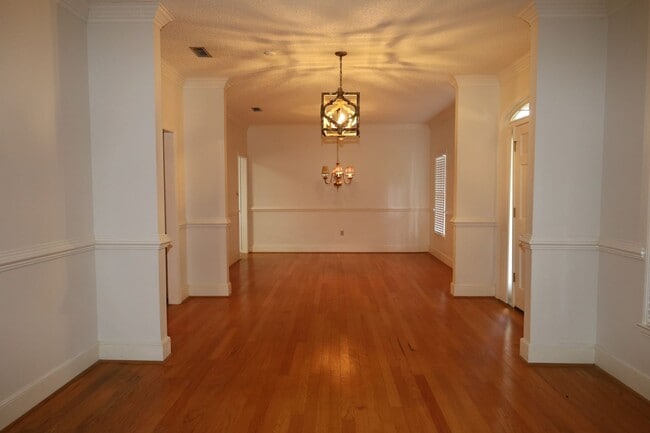 Building Photo - 3702 Northcliff Ln