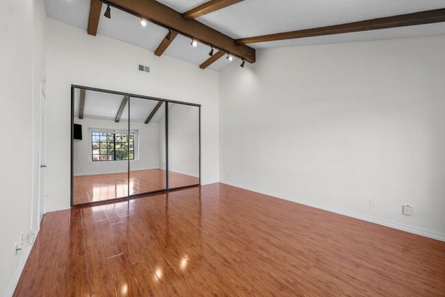 Building Photo - 7100 Balboa Blvd