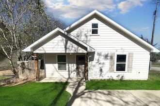 Building Photo - 501 W Munson St