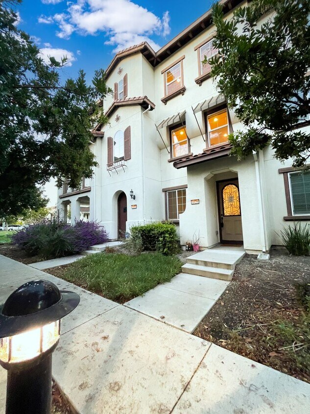 Foto principal - Modern Townhome Living in North San Jose – Attached 2-Car Garage