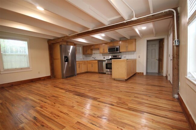 Building Photo - 904 Possum Trot St