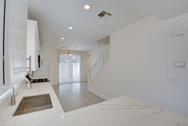 Building Photo - 2 Story 2 Bedroom Gated Community Amazing Location