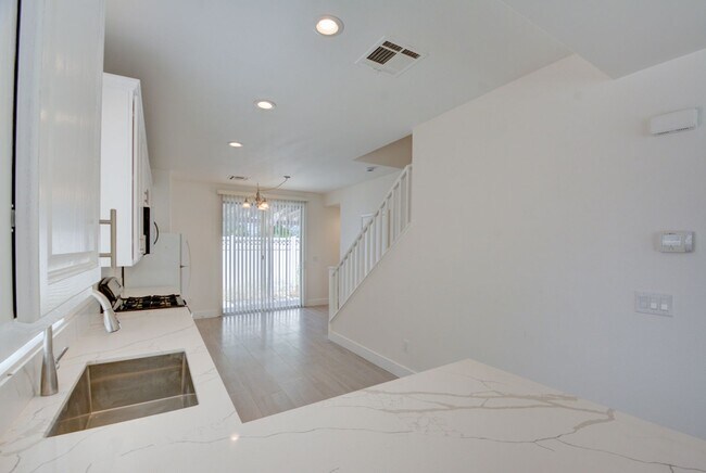 Foto del edificio - 2 Story 2 Bedroom Gated Community Amazing Location
