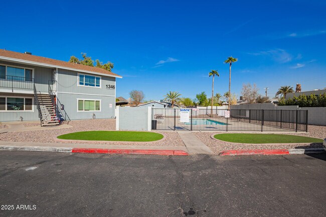 Foto del edificio - 1346 E Mountain View Rd